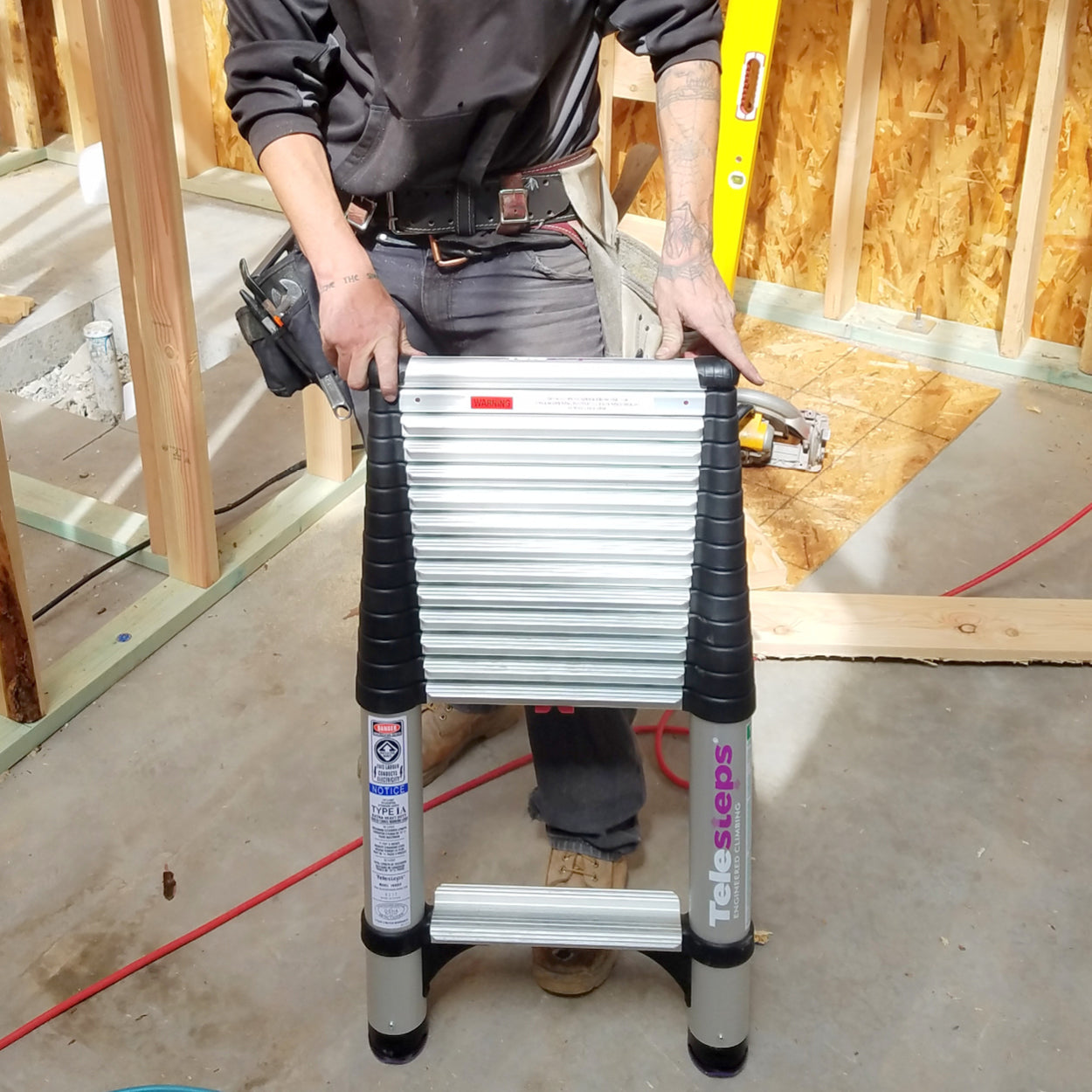 18 ft Reach Professional Wide Step Telescoping Extension Ladder