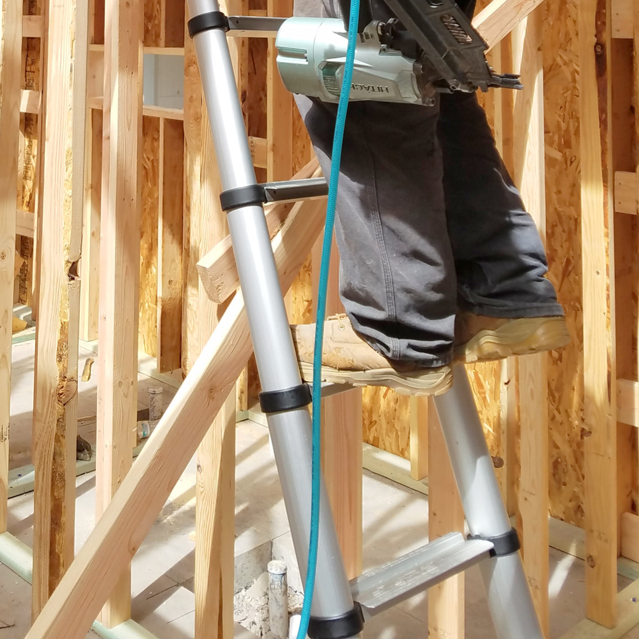 18 ft Reach Professional Wide Step Telescoping Extension Ladder