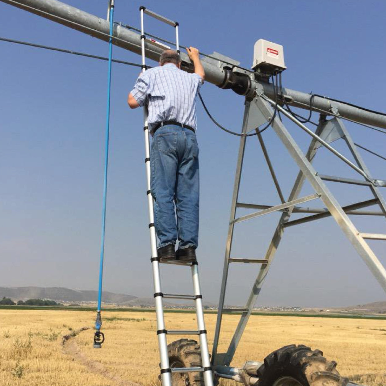 18 ft Reach Professional Wide Step Telescoping Extension Ladder